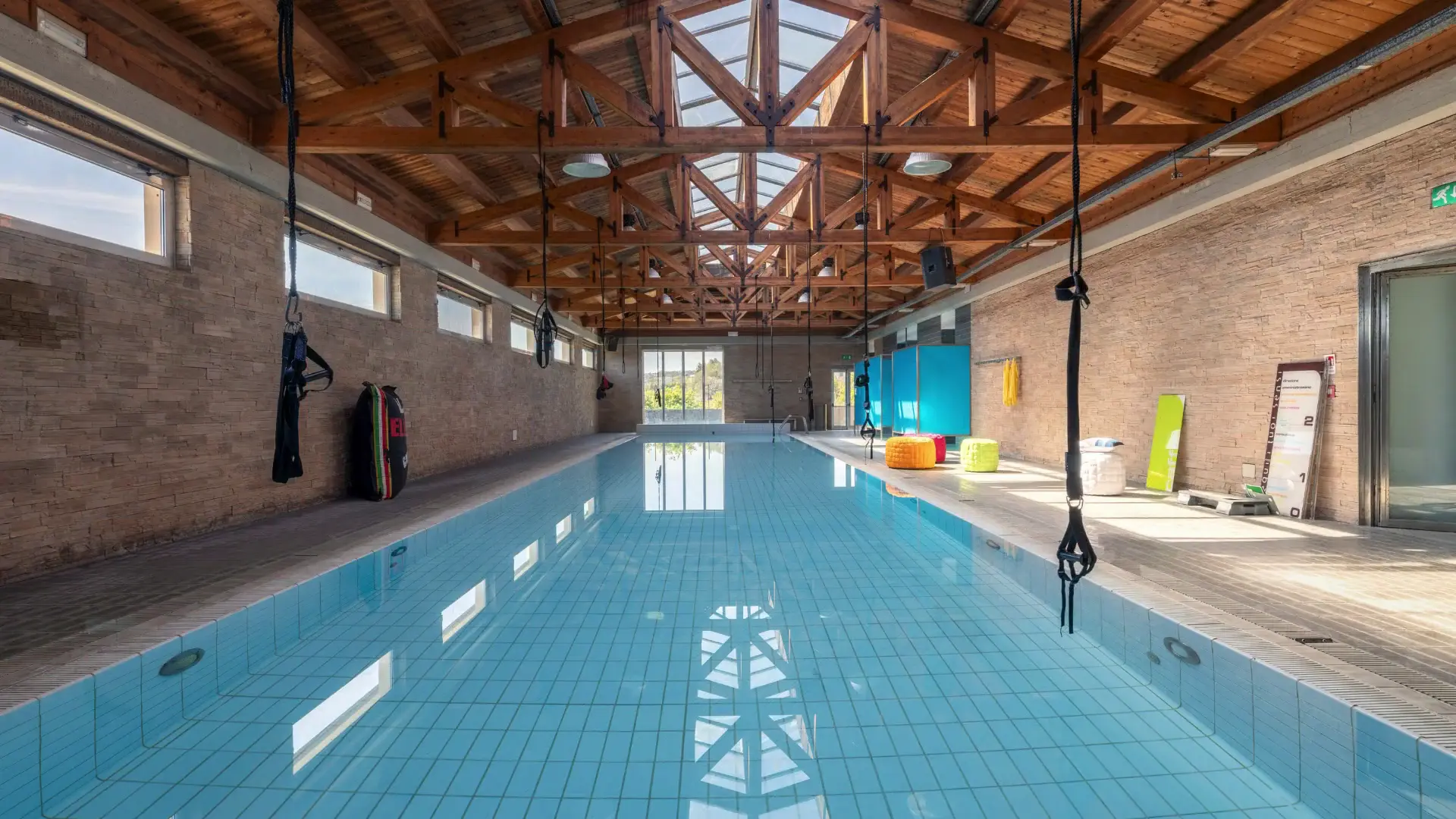 Piscina interna con copertura e travi in legno
